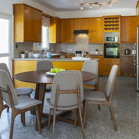 וילה Meneou Seaside Mansion 7 *