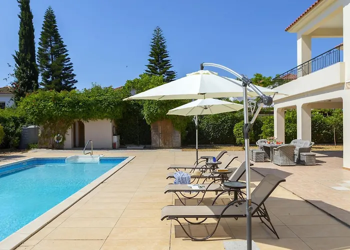 Meneou Seaside Mansion 7 וילה לרנקה