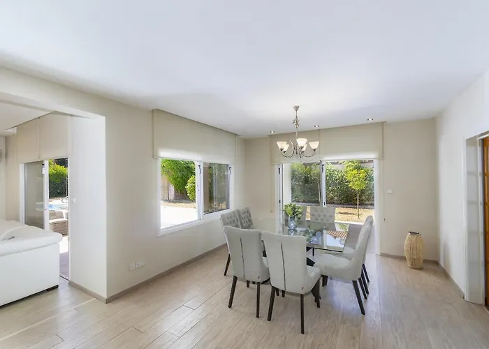 Meneou Seaside Mansion 7 וילה לרנקה