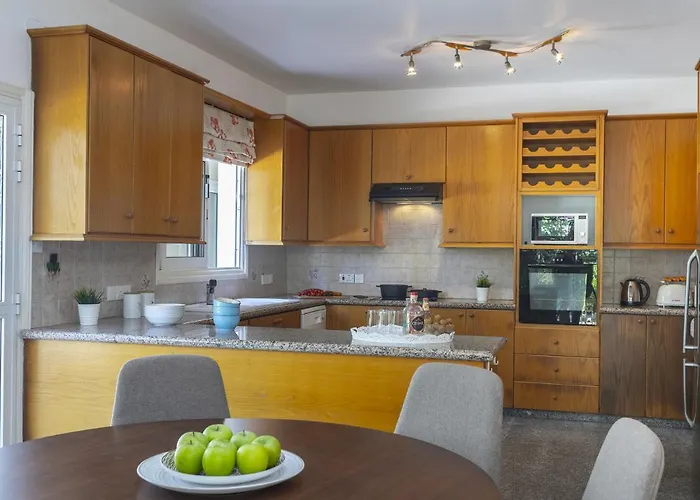 Meneou Seaside Mansion 7 וילה לרנקה