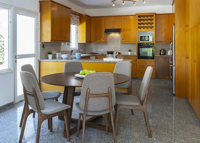 וילה Meneou Seaside Mansion 7 *