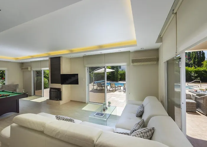 Meneou Seaside Mansion 7 Larnaca