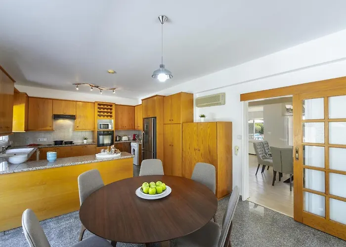 Meneou Seaside Mansion 7 * לרנקה