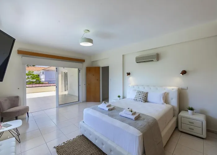 Meneou Seaside Mansion 7 וילה